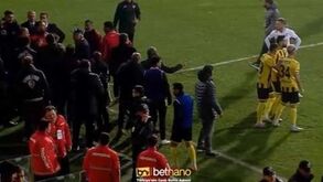 Liga turca voltou... e com mais polémica: presidente do İstanbulspor retirou a equipa de campo em protesto com a arbitragem