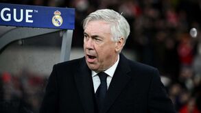 Ancelotti confirma que Real Madrid poderá contratar central em janeiro: «Falámos com o clube...»