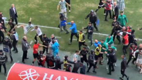 Mais confusão na Turquia: jogo acaba com cenas de pancadaria e cinco jogadores expulsos