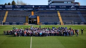 Famalicão abriu o treino a 400 crianças e houve foto de família no final 