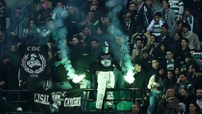 Cânticos, tarjas e o arremesso de... um 