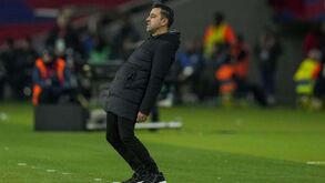 Xavi esclarece gritos no balneário do Barcelona no intervalo do jogo com o Almería