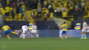 O golaço (de primeira!) de Alex Telles que abriu o marcador do Al Nassr frente ao Al Ettifaq
