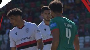 Chuva de peluches ao intervalo do Marítimo-Penafiel