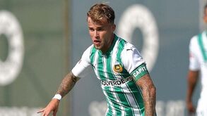 Beijing Guoan de Ricardo Soares avança por Guga