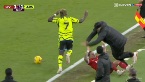 Liverpool-Arsenal: O momento em que Tsimikas abalroou Jürgen Klopp e saiu lesionado