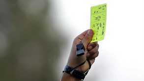 «Só podes ser deficiente»: árbitra insultou jogadora mas 'escapa' a castigo devido à amnistia papal