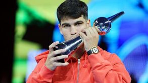 Carlos Alcaraz derrota Novak Djokovic em encontro de exibição