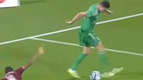 Draxler fecha goleada do Al Ahli de Pepa com golaço de calcanhar
