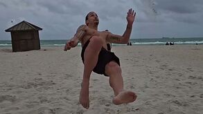Ibrahimovic acrobático... na praia em Miami