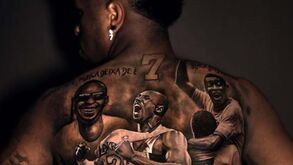 Vinícius Jr homenageia lendas do desporto com tatuagem impressionante nas costas