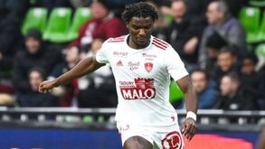 Franceses garantem que o FC Porto se posiciona para contratar o central Lilian Brassier