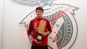 João Neves recebe prémio de Melhor Jovem de outubro/novembro da Liga Betclic