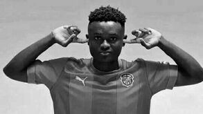 Ex-jogador angolano do Marítimo morre aos 20 anos após cair inanimado em jogo entre amigos