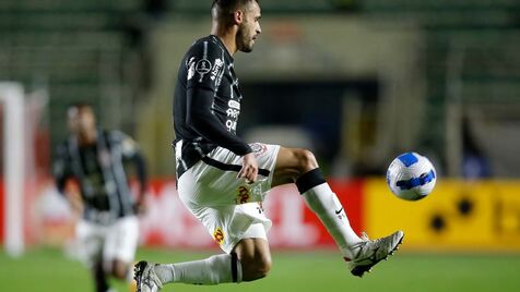 Ele arrasa na seleção, mas não consegue jogar bem no Corinthians