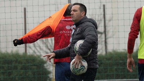 Mesmo com 5 jogadores vamos continuar a tentar»: treinador do