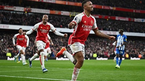 Manchester City vence Brighton e assume liderança, Arsenal arranca