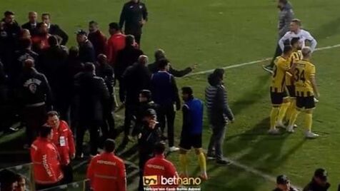 Menina que joga sozinho no campo de jogos