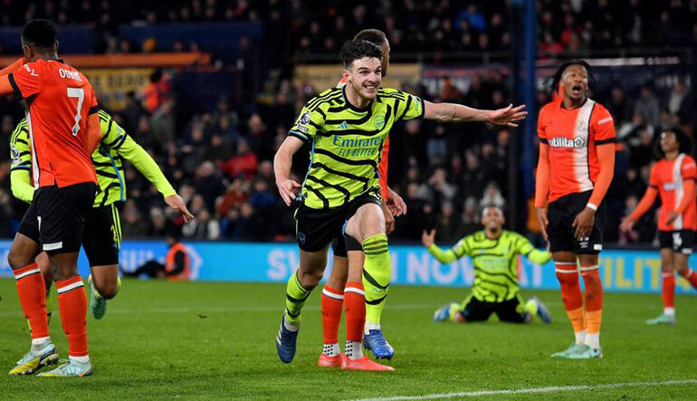 Pânico na Premier League: Capitão do Luton Town colapsa em campo e