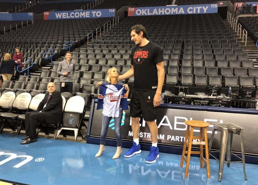 NBA: mão enorme de Boban Marjanovic viraliza ao segurar cartas de baralho