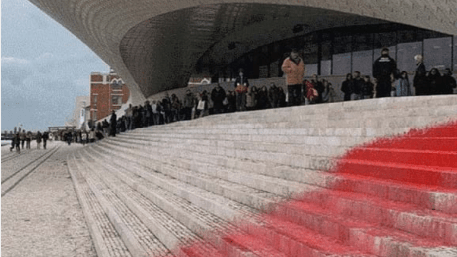 Ativistas do Climáximo atiram tinta à escadaria do MAAT em Lisboa