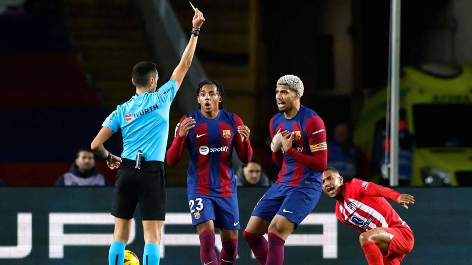 Barcelona acusa árbitro assistente de se pôr à escuta atrás da porta do balneário da equipa