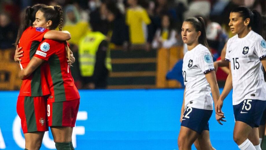 Carole conforta Diana Gomes perante o olhar das francesas