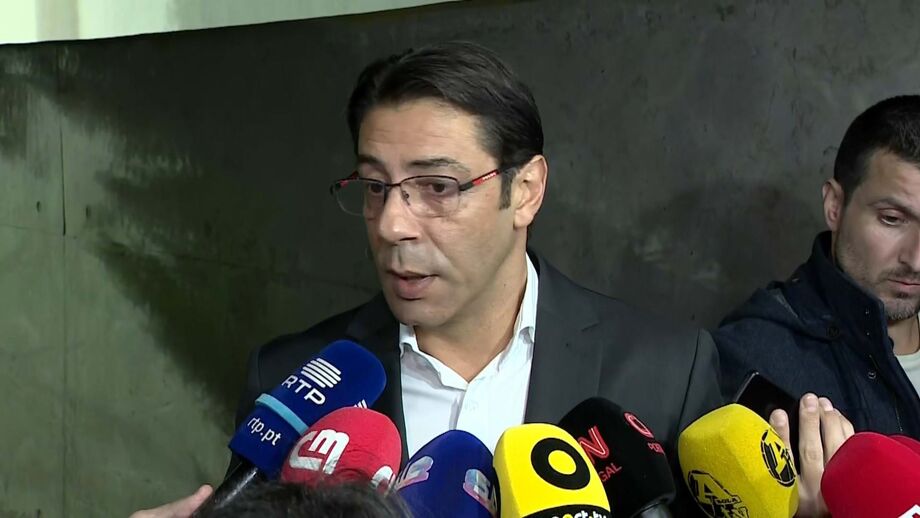 Presidente do Benfica aponta o dedo e fala em "campanha de desestabilização»