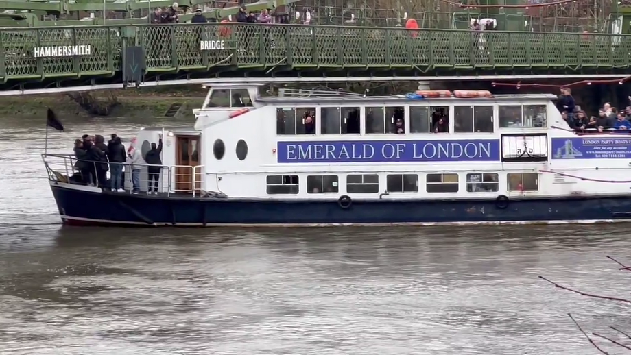 Grupo de adeptos que seguia no transporte marítimo acabou por chegar atrasado ao encontro em Londres