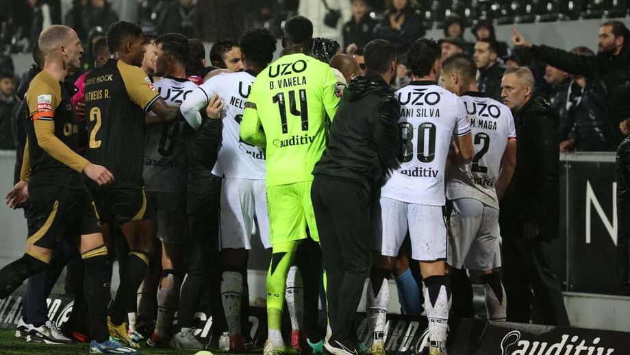 Treinador diz que um jogador do Sporting foi empurrado por um elemento do Vitória, lembrando o que se sucedeu no caso dos coletes azuis