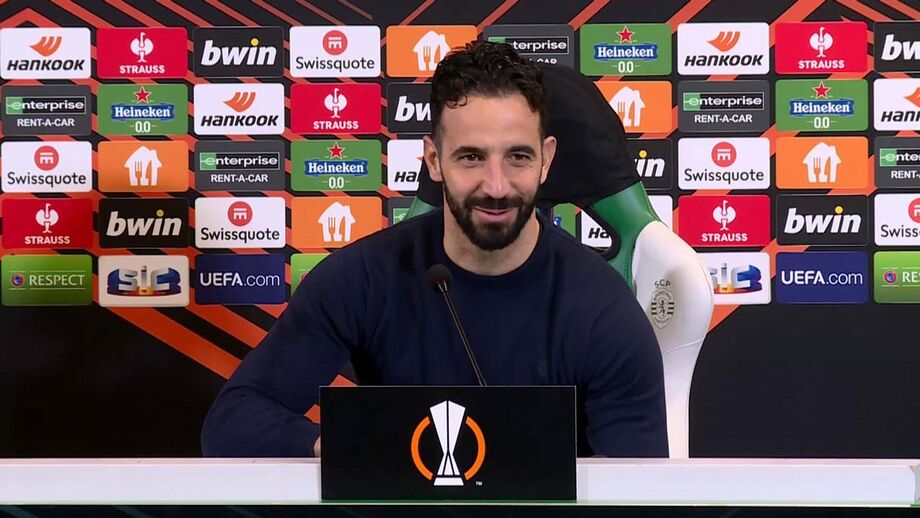 Treinador do Sporting refere que o médio tem características para se adaptar a várias posições no terreno