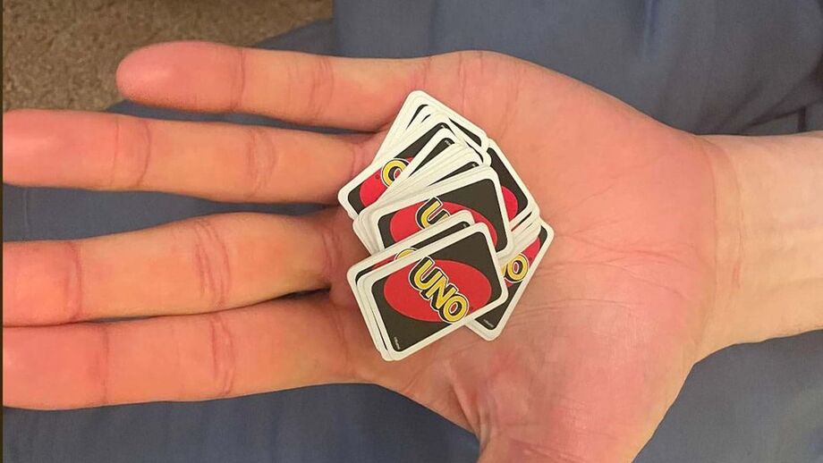 Marjanovic volta a dar que falar: cartas do Uno parecem miniaturas nas mãos do poste da NBA