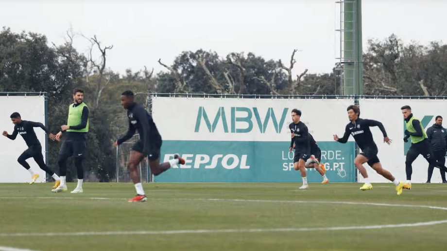 Linha defensiva dos leões 'obrigada' a recuar metros em sprint sempre que a equipa técnica considerava que a posse de bola estava perdida para o 'adversário'