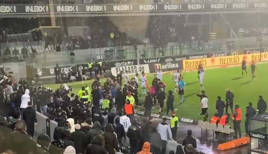 Ainda o V. Guimarães-Sporting: apanha-bolas 'ilegal' levou cotovelada de Essugo e bolada de Neto