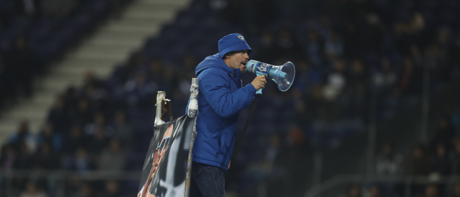 Cântico por Pinto da Costa acentua cisão entre adeptos do FC Porto