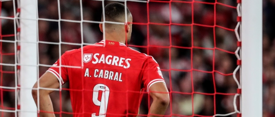 Arthur Cabral pede desculpas aos adeptos do Benfica