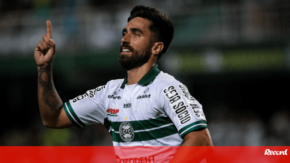 Rodrigo Pinho assina por temporada e meia