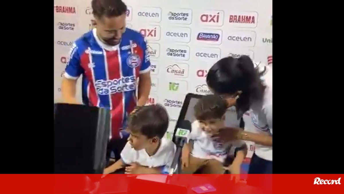 Filho de Everton Ribeiro canta hino do Flamengo na apresentação do pai... pelo Bahia