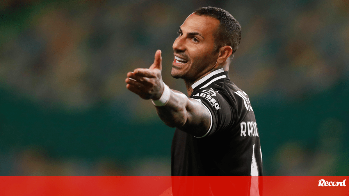 Sem jogar há mais de ano e meio, turcos ainda sonham com o regresso de Quaresma ao Besiktas