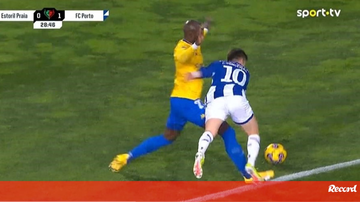 Má abordagem de Mangala e penálti: o segundo golo do FC Porto frente ao Estoril