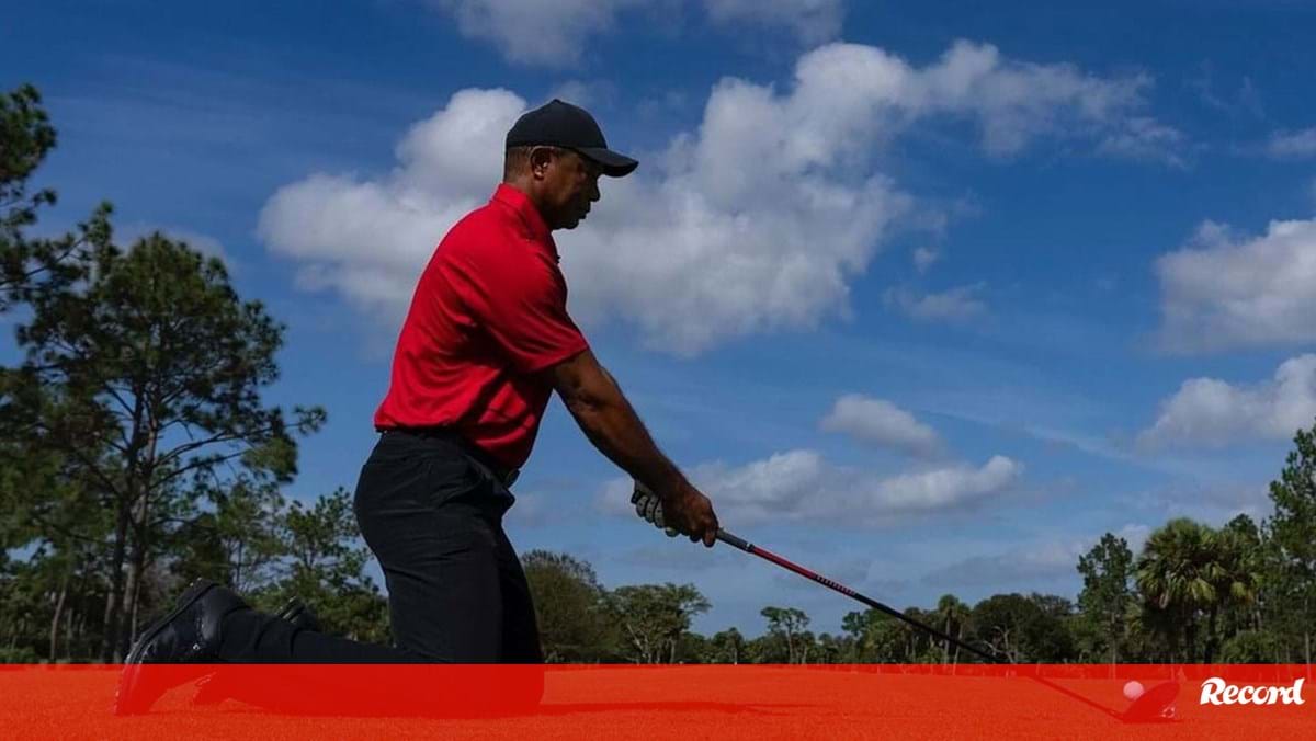 Tiger Woods joga golfe de joelhos
