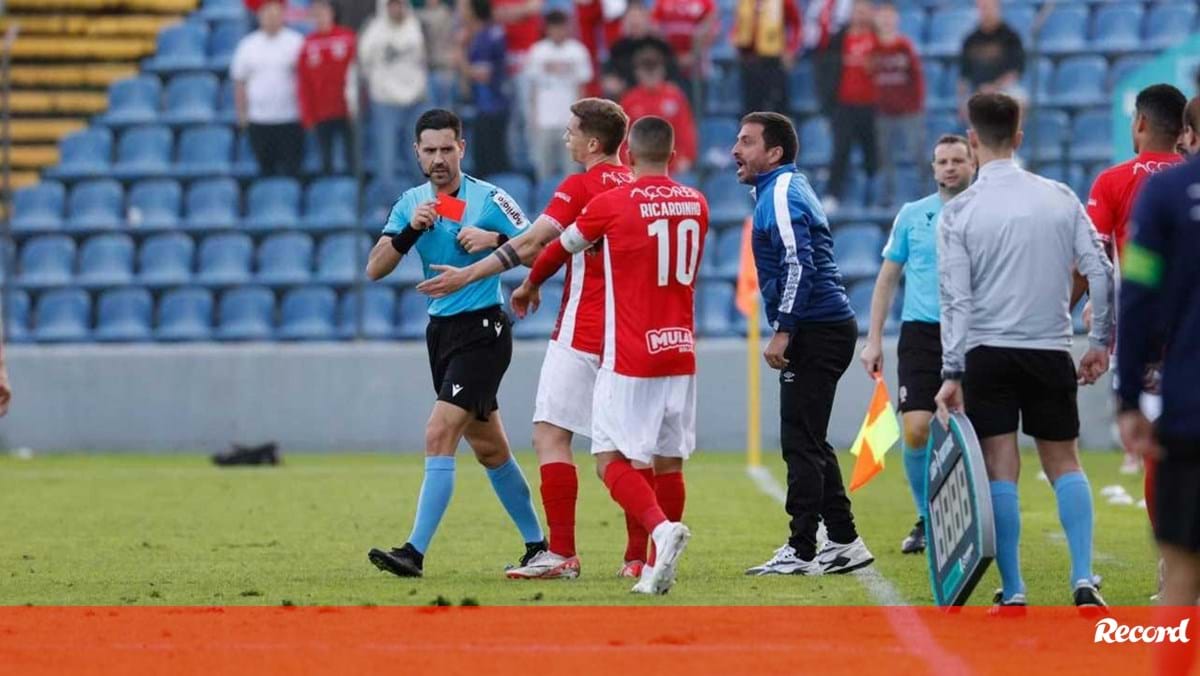 «Até te ferro, meu palhaço»: Vasco Matos suspenso por um jogo e 12 dias