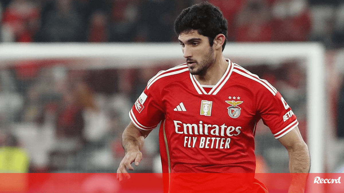 Saída de Gonçalo Guedes travada