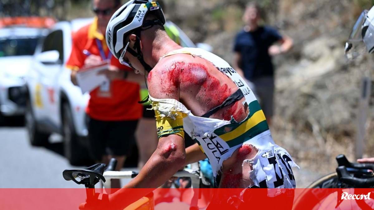 Arrepiante: ciclista fica com as costas em sangue após queda no Tour Down Under