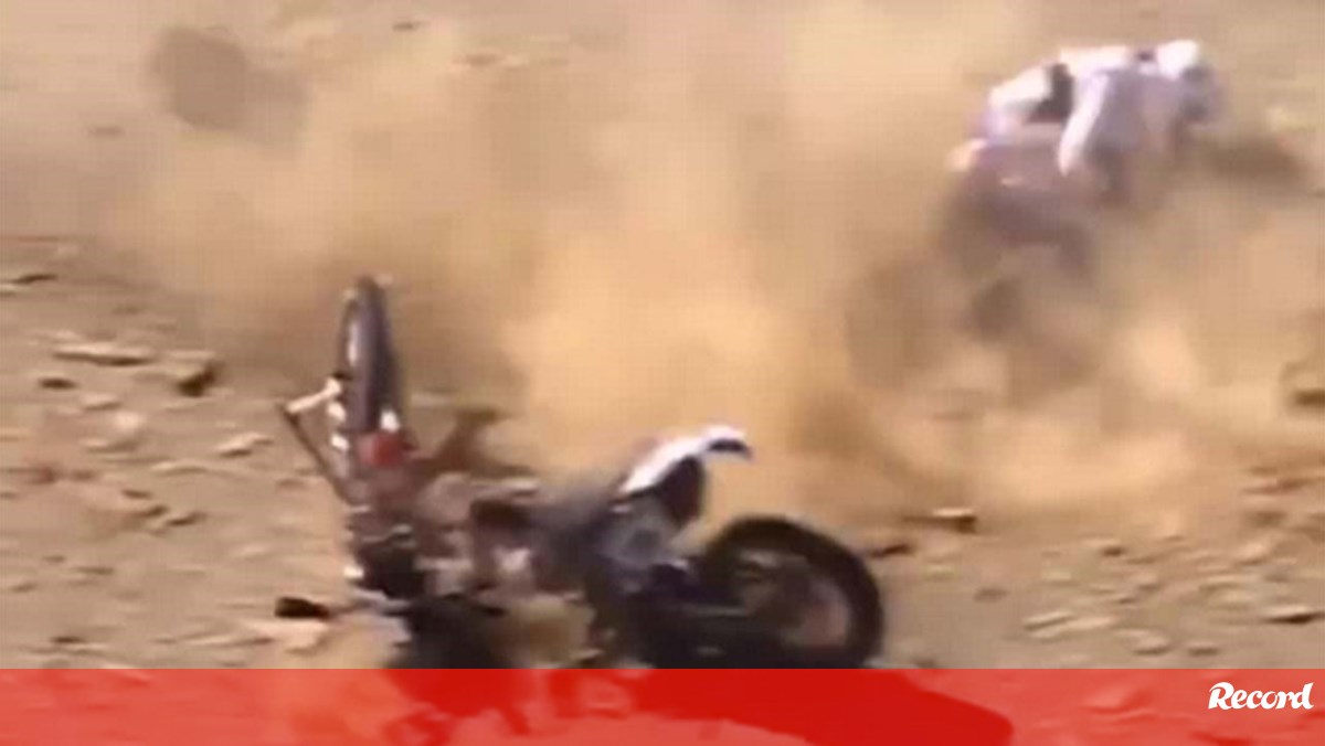 Assustadora queda no Dakar: moto ficou partida em duas