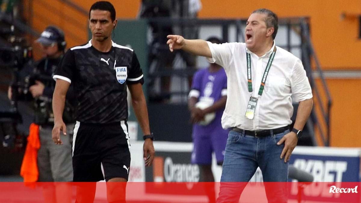 José Peseiro a fazer boa campanha com a Nigéria: «Já me propuseram renovação mas não quis»