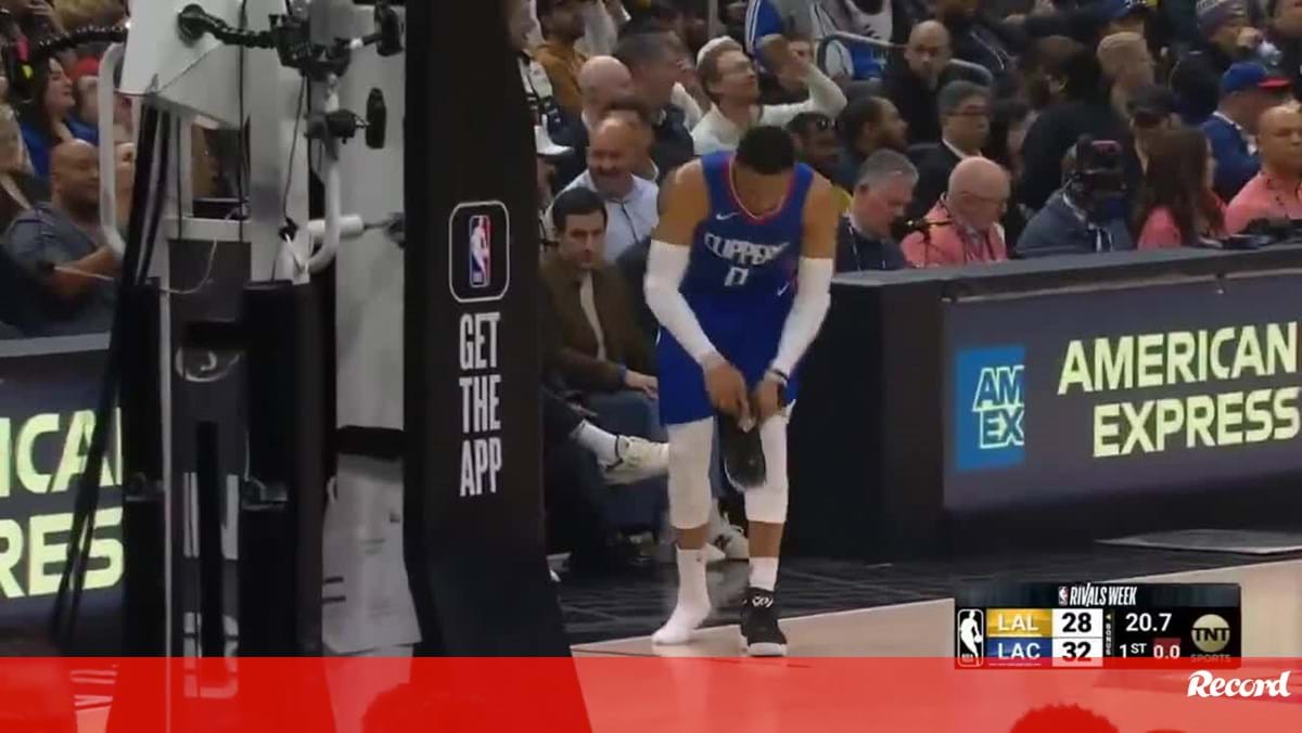 Insólito: Russell Westbrook Tirou A Sapatilha E Foi Marcar Um Triplo ...