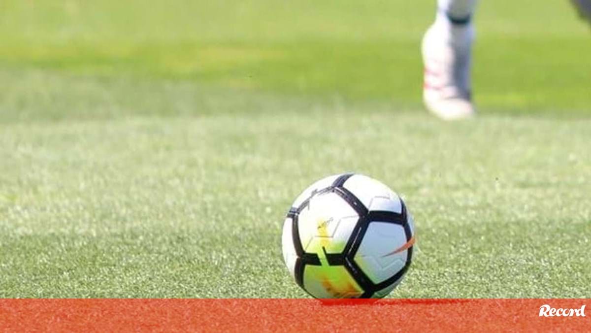 Jovem futebolista agride árbitro a soco em jogo de juvenis no Algarve