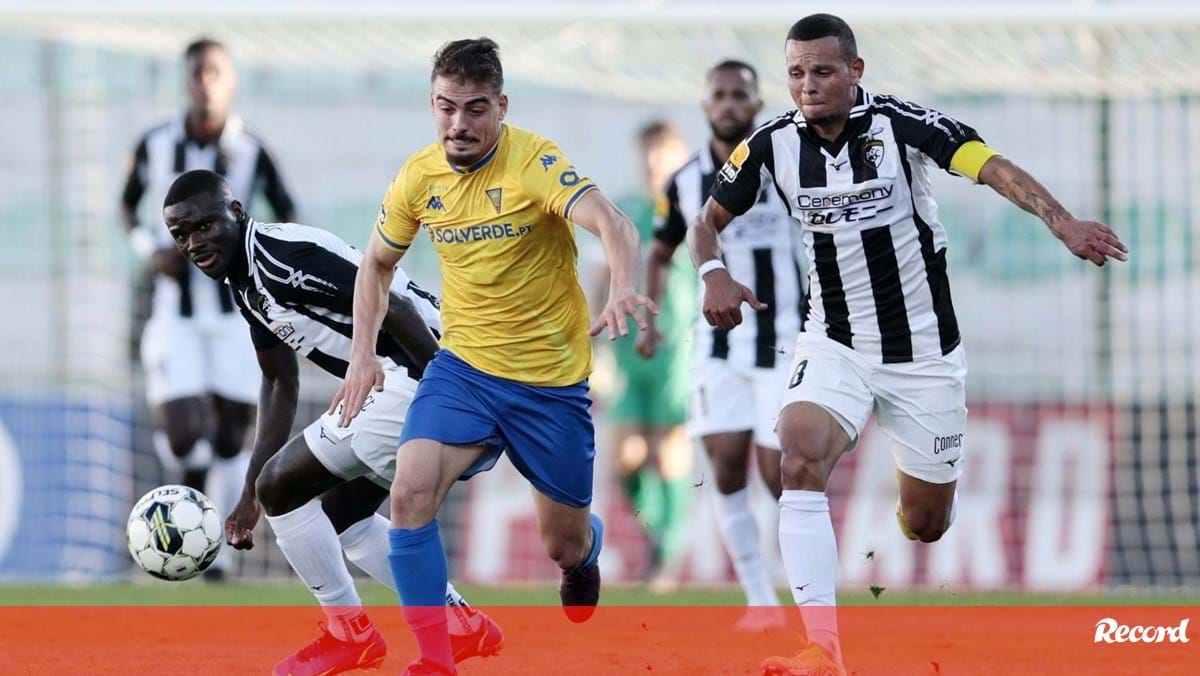 Estoril oficializa saída de Rodrigo Martins