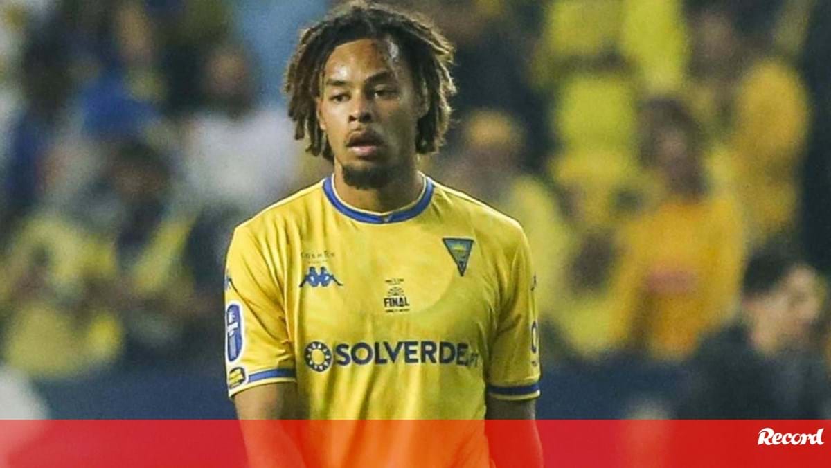 Valencia oficializa venda de Koindredi ao Estoril: Sporting é a próxima paragem